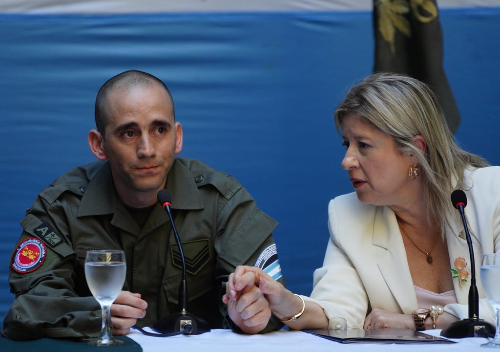 Nahuel Gallo junto a su familia en el izamiento de la bandera argentina en el edificio Centinela