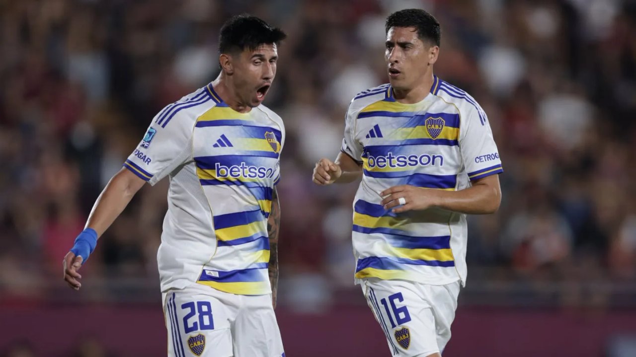 Miguel Merentiel y Ádam Bareiro celebran un gol de Boca en la Fortaleza