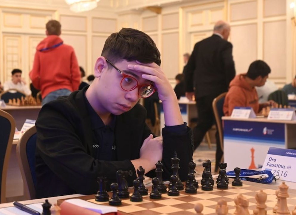 Faustino Oro durante una partida en un torneo internacional de ajedrez