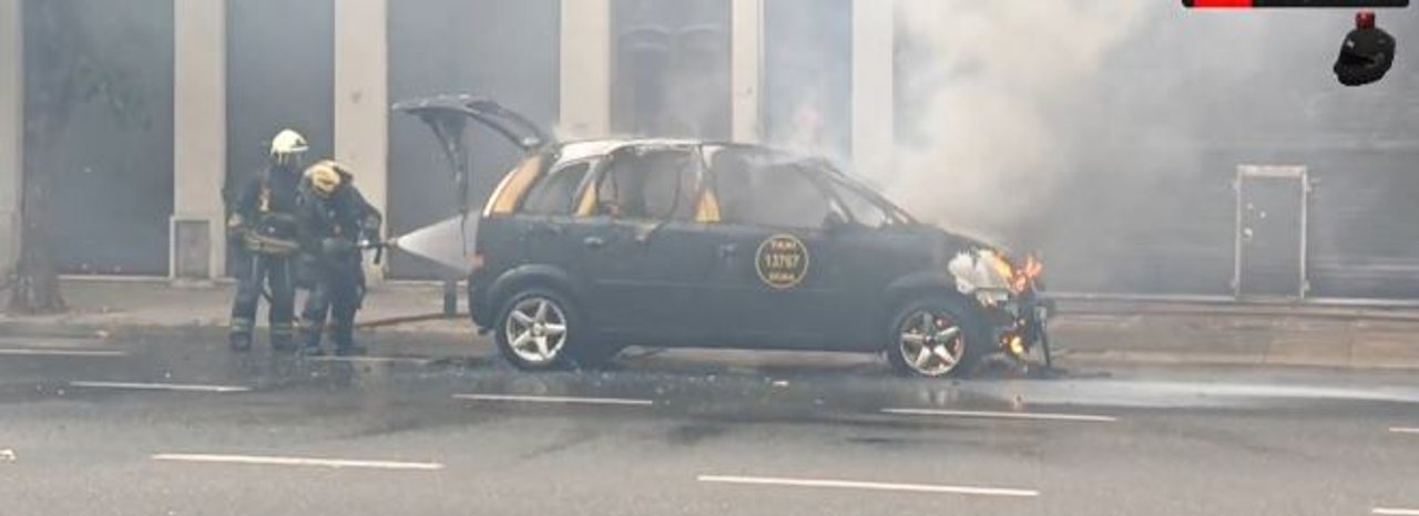 Taxi incendiado en el barrio porteño de San Cristóbal