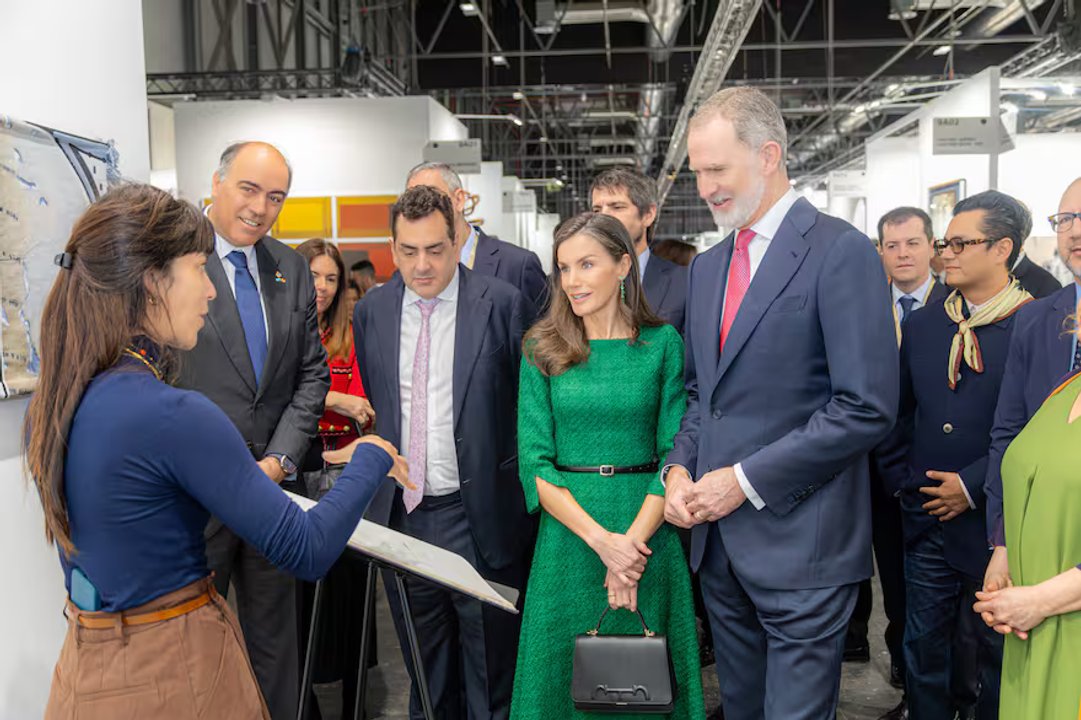 Los reyes de España recorren ARCO Madrid y observan obras latinoamericanas