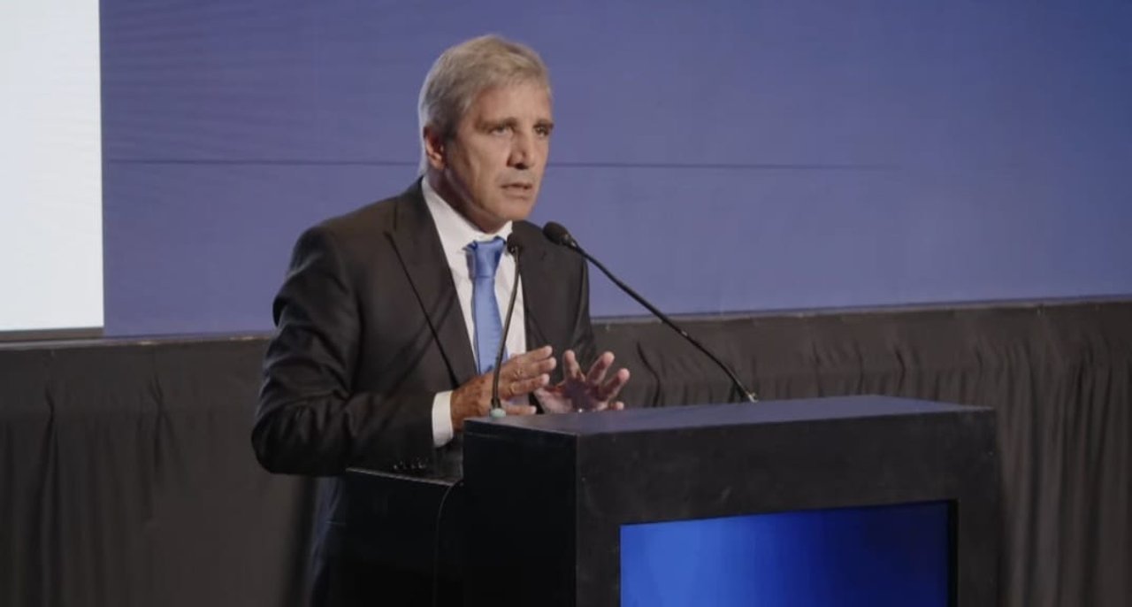 El ministro de Economía Luis Caputo durante su exposición en el foro de inversiones en Mendoza