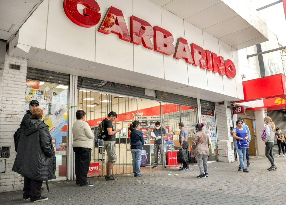 Fachada de un local de Garbarino cerrado