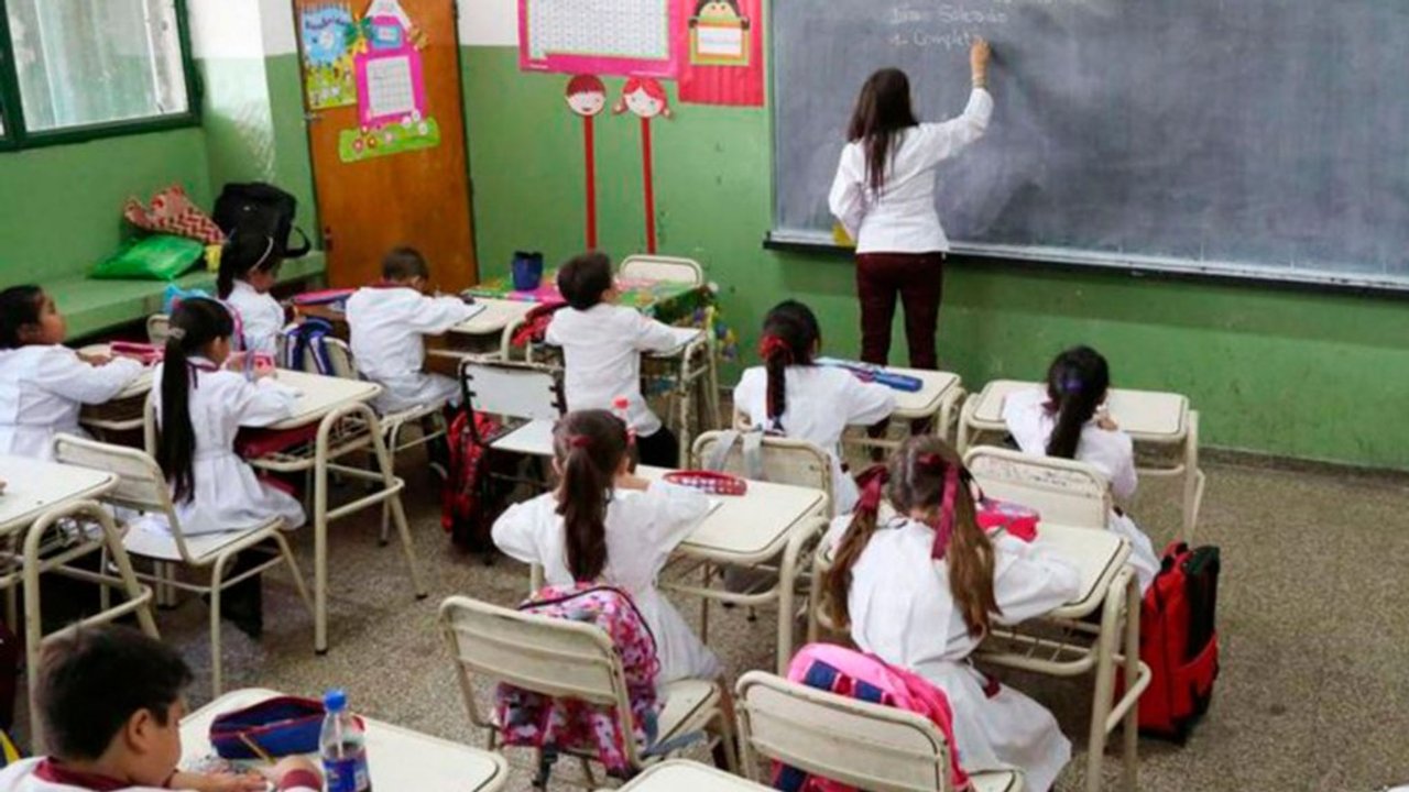 Gobierno porteño prohíbe celulares en clases de secundaria