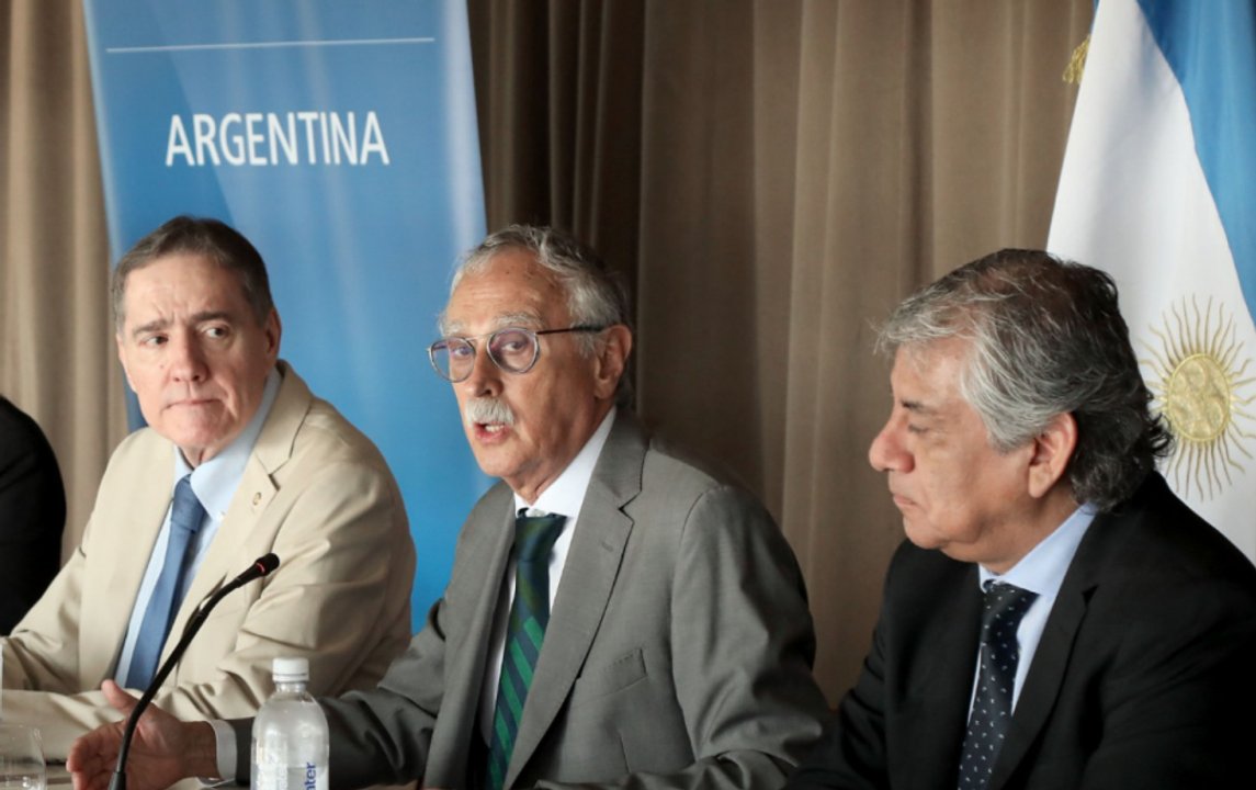 El ministro de Salud Mario Lugones junto a autoridades sanitarias provinciales