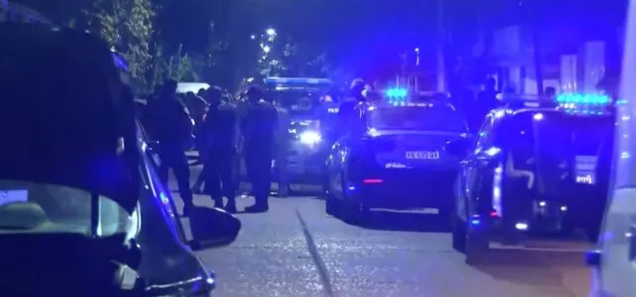 Patrullero policial en la escena de un crimen en Santa Fe