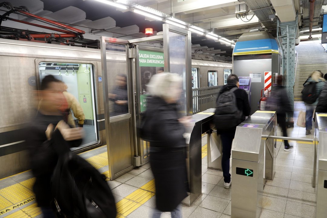 Accesos de la estación Congreso de Tucumán de la línea D del subte