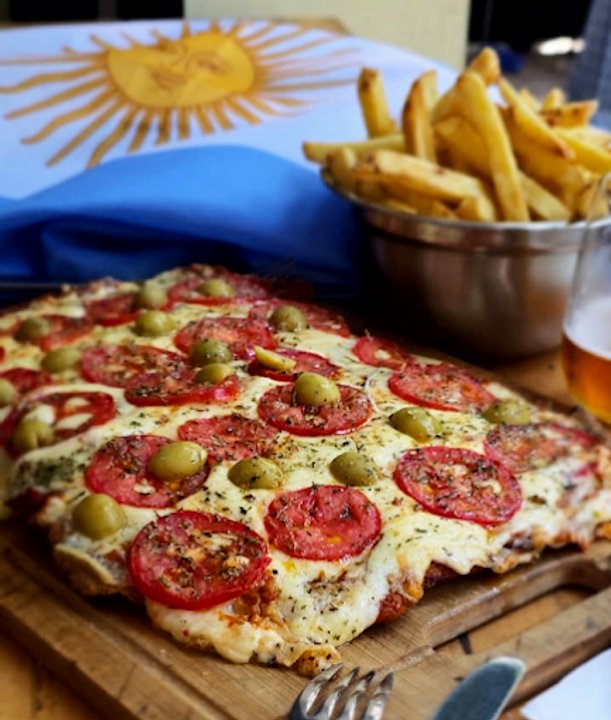 Salón y platos de Bodegón Colegiales en el barrio de Colegiales