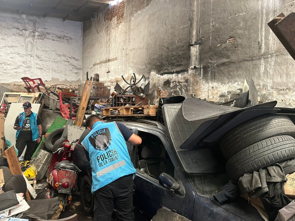 Operativo policial en taller de autopartes ilegales en Villa Ortúzar