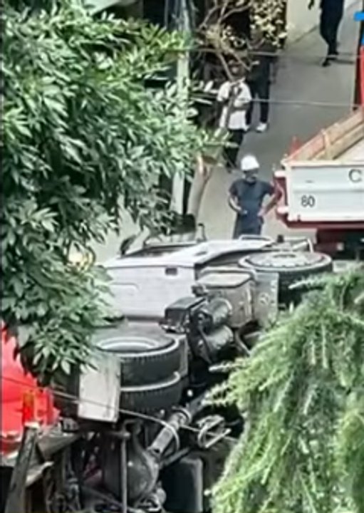 Camión con carga de cemento volcado en una calle de Villa Urquiza