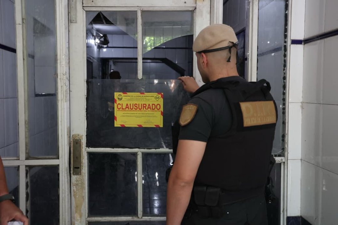 Operativo de desalojo en edificio tomado en San Cristóbal