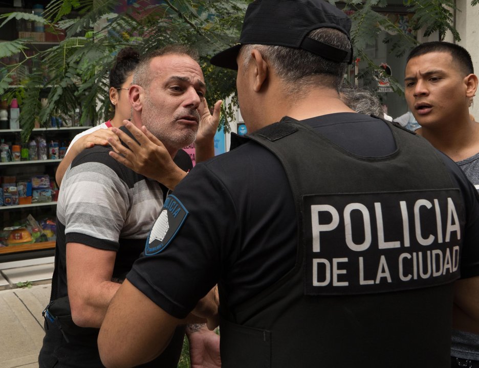 Policía de la Ciudad y vecinos en medio de incidentes en Parque Patricios