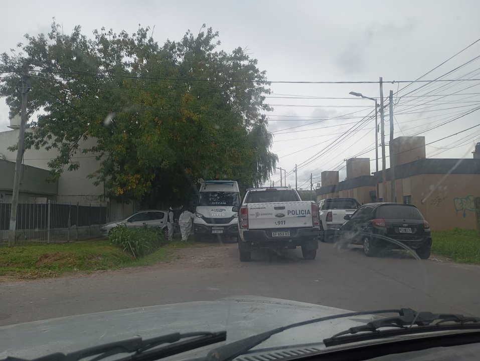 Patrullero policial en operativo nocturno en La Plata