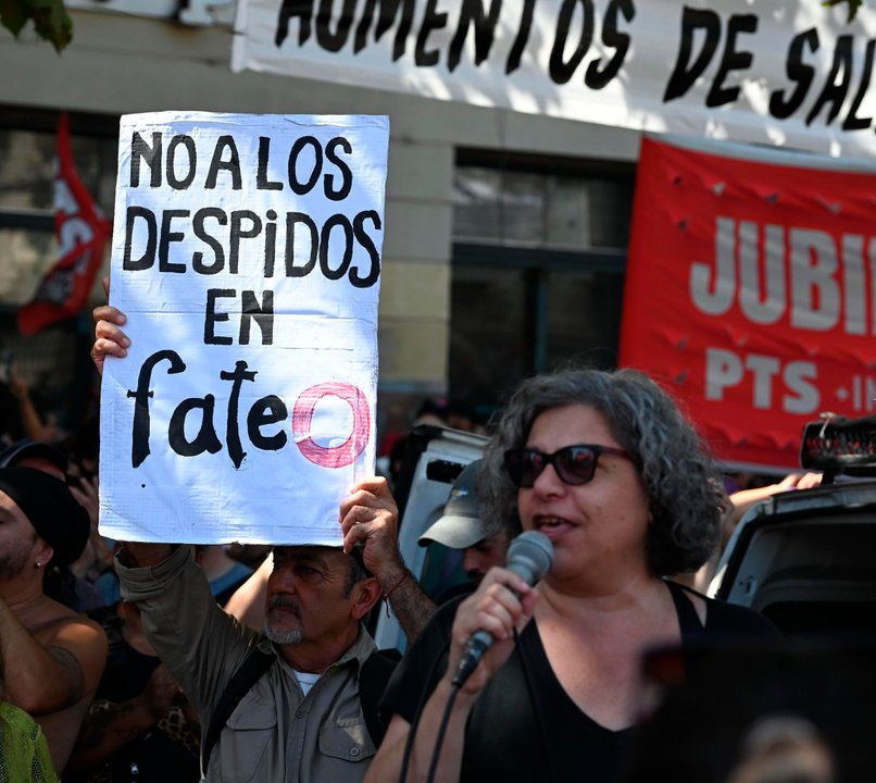 Festival solidario en apoyo a trabajadores de FATE frente a Filosofía y Letras