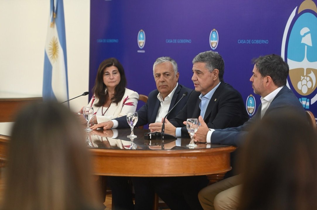 Jorge Macri y Alfredo Cornejo en la firma del acuerdo con la Guía Michelin