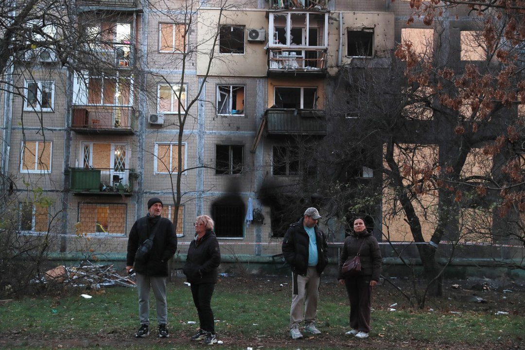 Edificio residencial destruido tras bombardeo ruso en Járkov, Ucrania