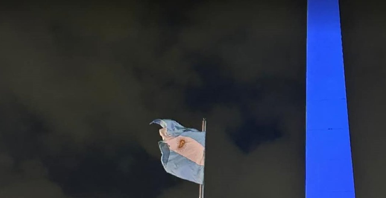 Obelisco de Buenos Aires iluminado de azul en homenaje a agentes de Interpol