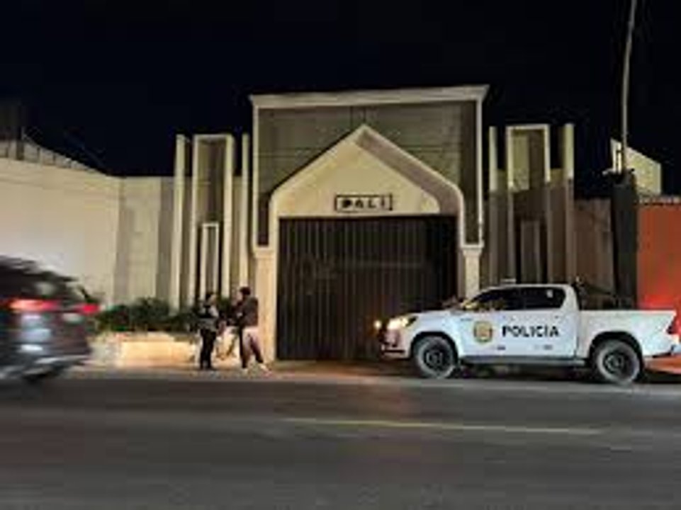 Peritos inspeccionan una discoteca tras una explosión en Trujillo, Perú