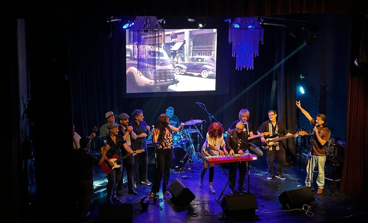 Escena del show aniversario de la Escuela de Blues en Lucille