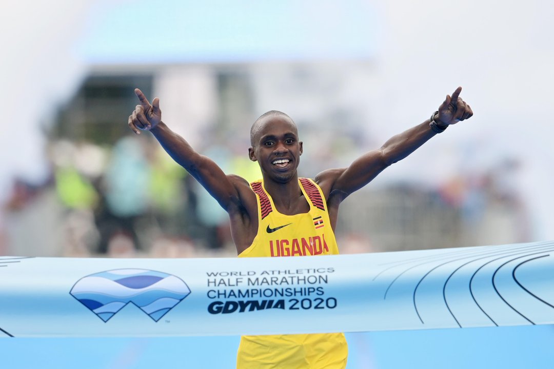 Jacob Kiplimo celebrando su récord mundial de medio maratón en Lisboa