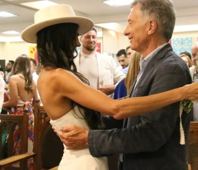 Mauricio Macri bailando en un casamiento