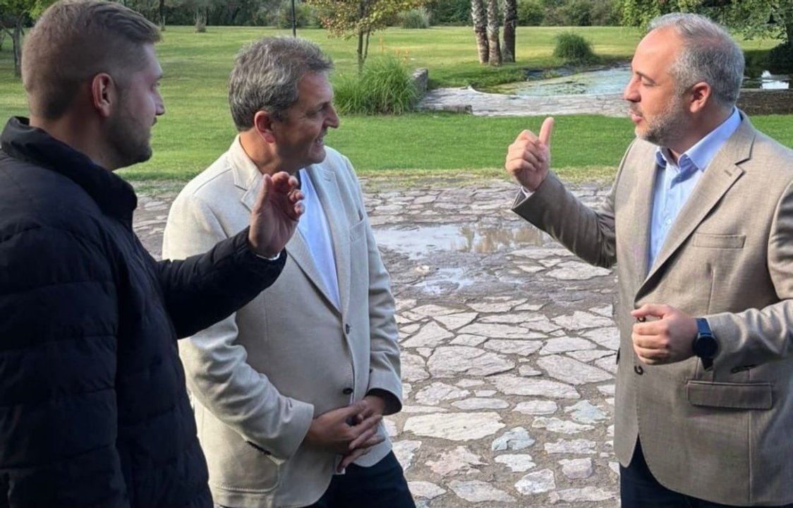 Sergio Massa junto al intendente de Maipú en la Fiesta Nacional de la Vendimia
