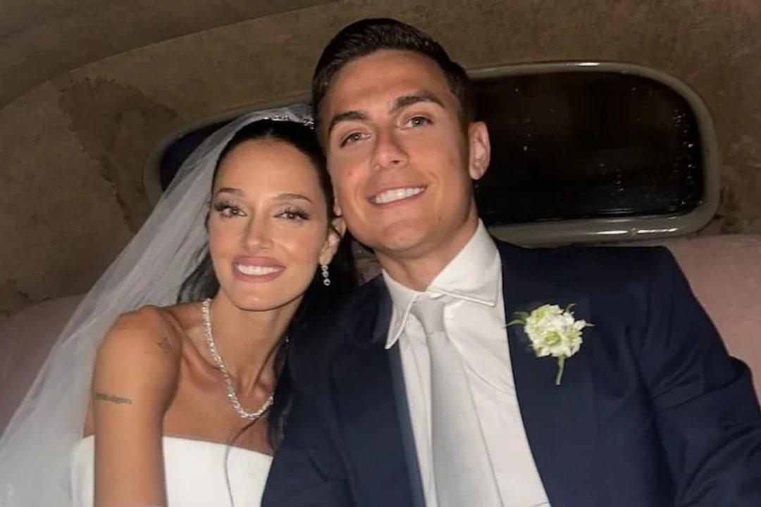 Oriana Sabatini con su hija recién nacida Gia en brazos