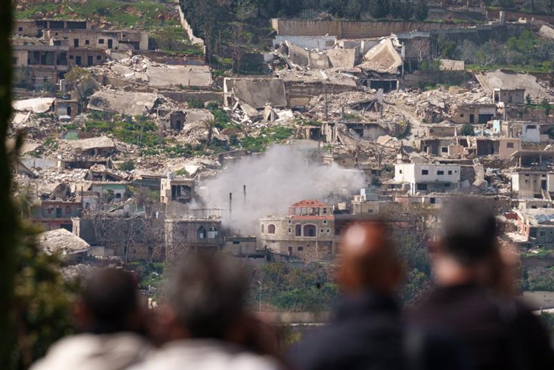 Columnas de humo blanco sobre zona poblada en conflicto bélico