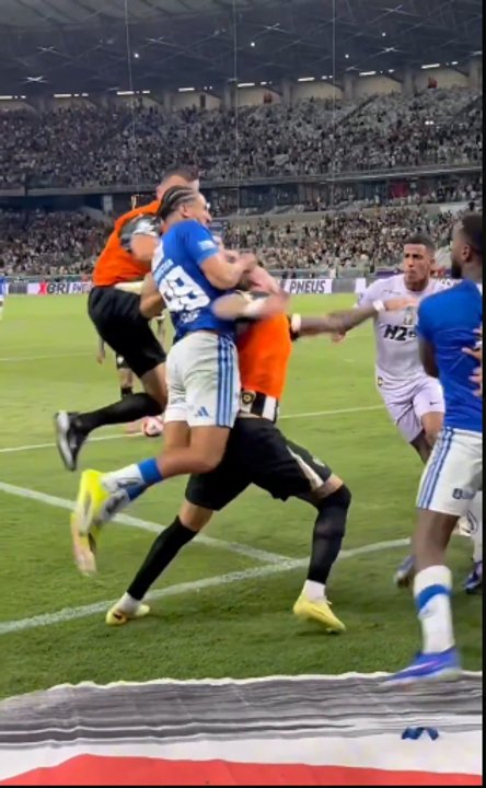 Pelea entre jugadores de Cruzeiro y Atlético Mineiro en la final del Estadual