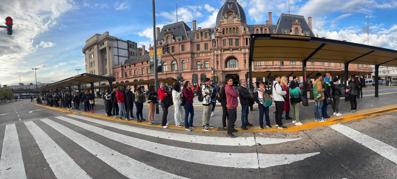 Javier Milei dispuso multas millonarias a UTA y La Fraternidad por el paro del 19 de febrero