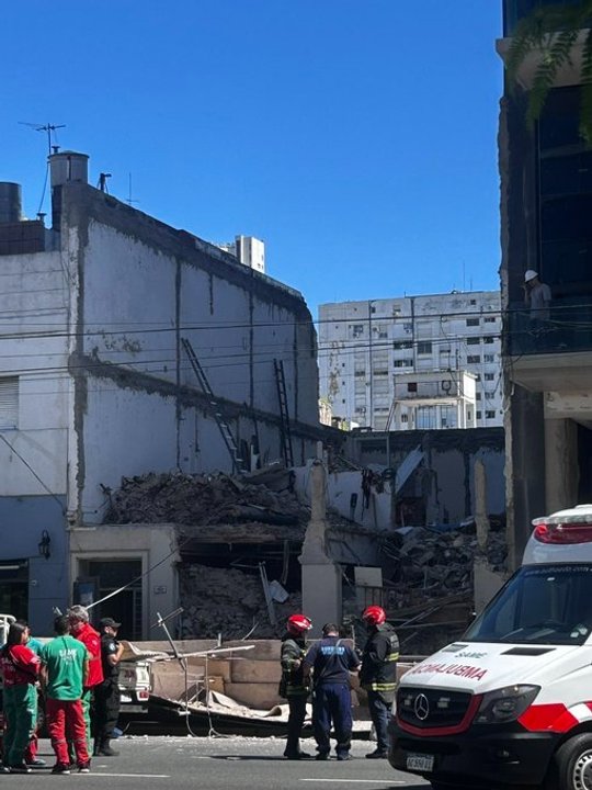 Operativo de bomberos y SAME tras derrumbe en obra en Belgrano