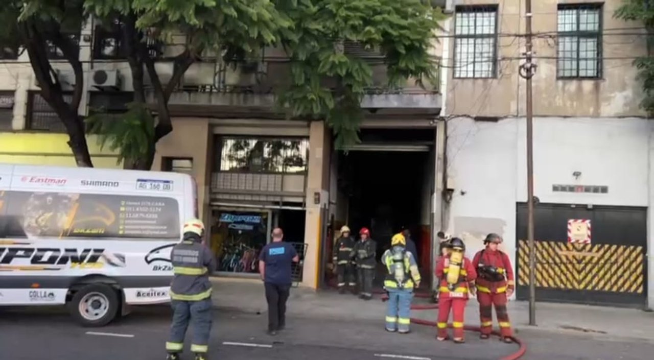 Bomberos combaten un incendio en una fábrica de bicicletas en Barracas