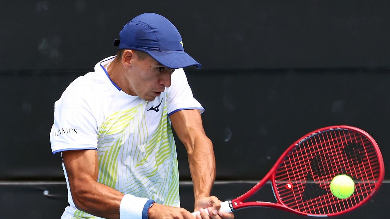 Sebastián Báez frente a Daniil Medvedev en Indian Wells