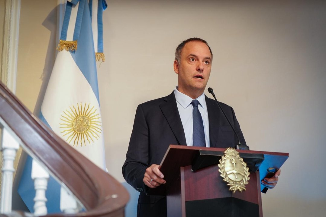 Marcelo Grandio y Manuel Adorni en medio de la polémica por el vuelo a Punta del Este