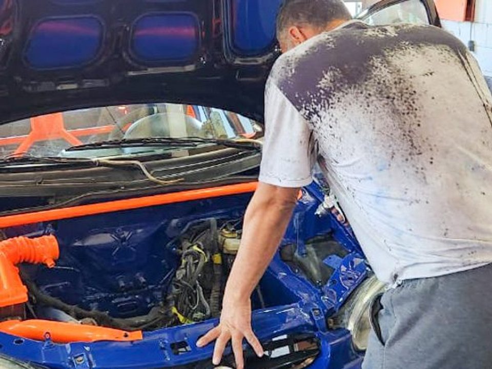 Internos de la Unidad 19 trabajan en el auto del Rally del Sudoeste