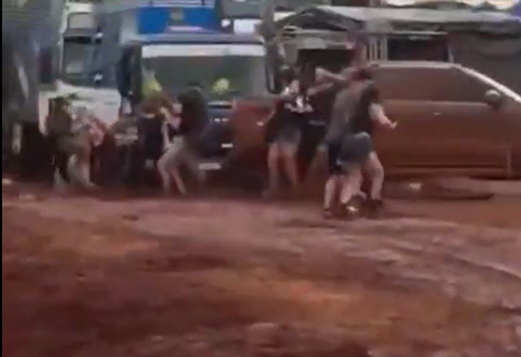 Camioneta 4x4 fuera de control en exhibición en Misiones