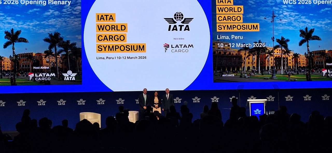 Autoridades y referentes del transporte aéreo de carga reunidos en Lima