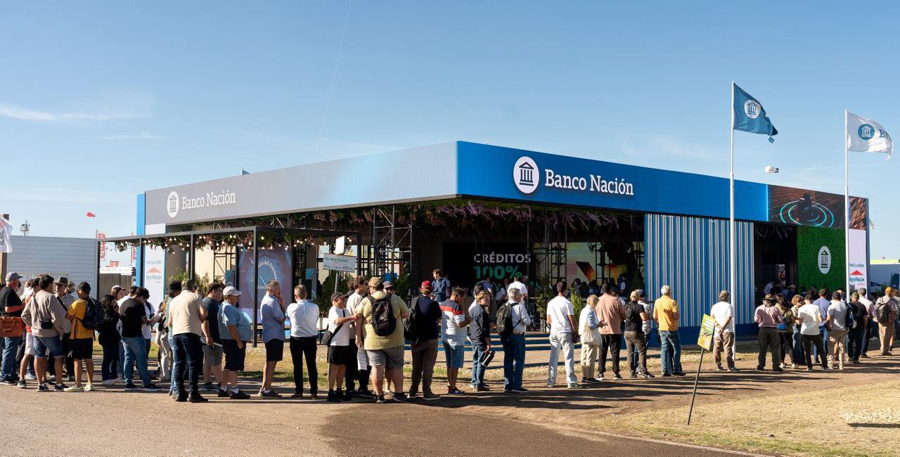Stand del Banco Nación en Expoagro 2026 ofreciendo créditos para maquinaria agrícola