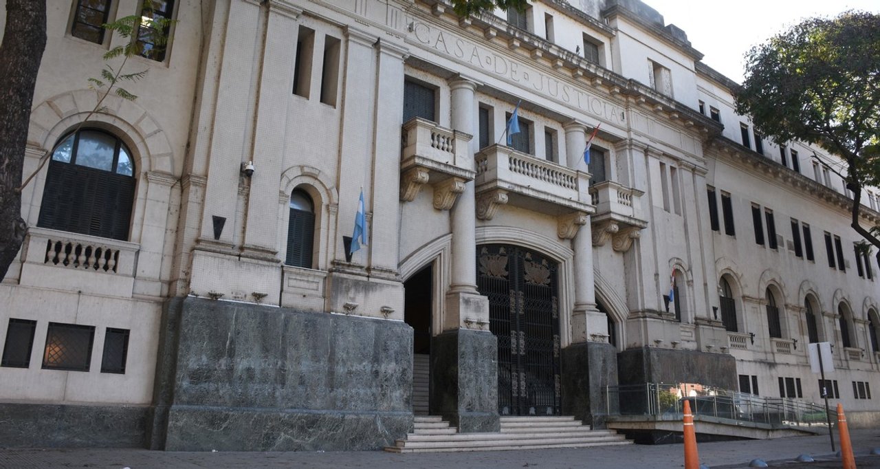 Fachada de edificio judicial en la provincia de Santa Fe