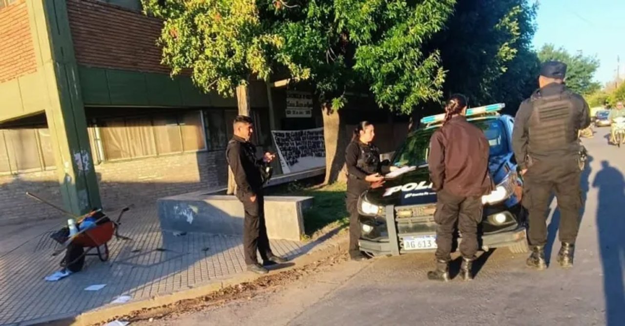 Fachada de escuela rosarina vandalizada con mensajes amenazantes