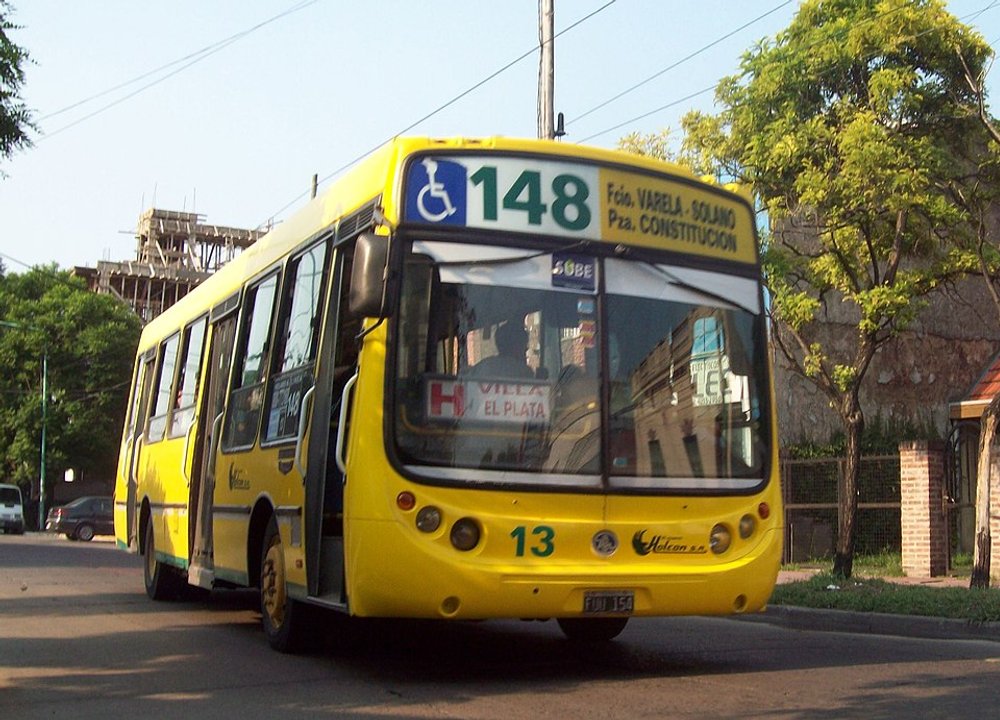 Colectivo de la línea 148 en el conurbano bonaerense