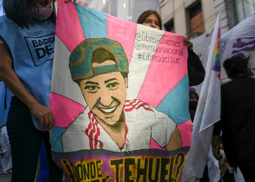 Carteles y reclamos por la aparición de Tehuel de la Torre