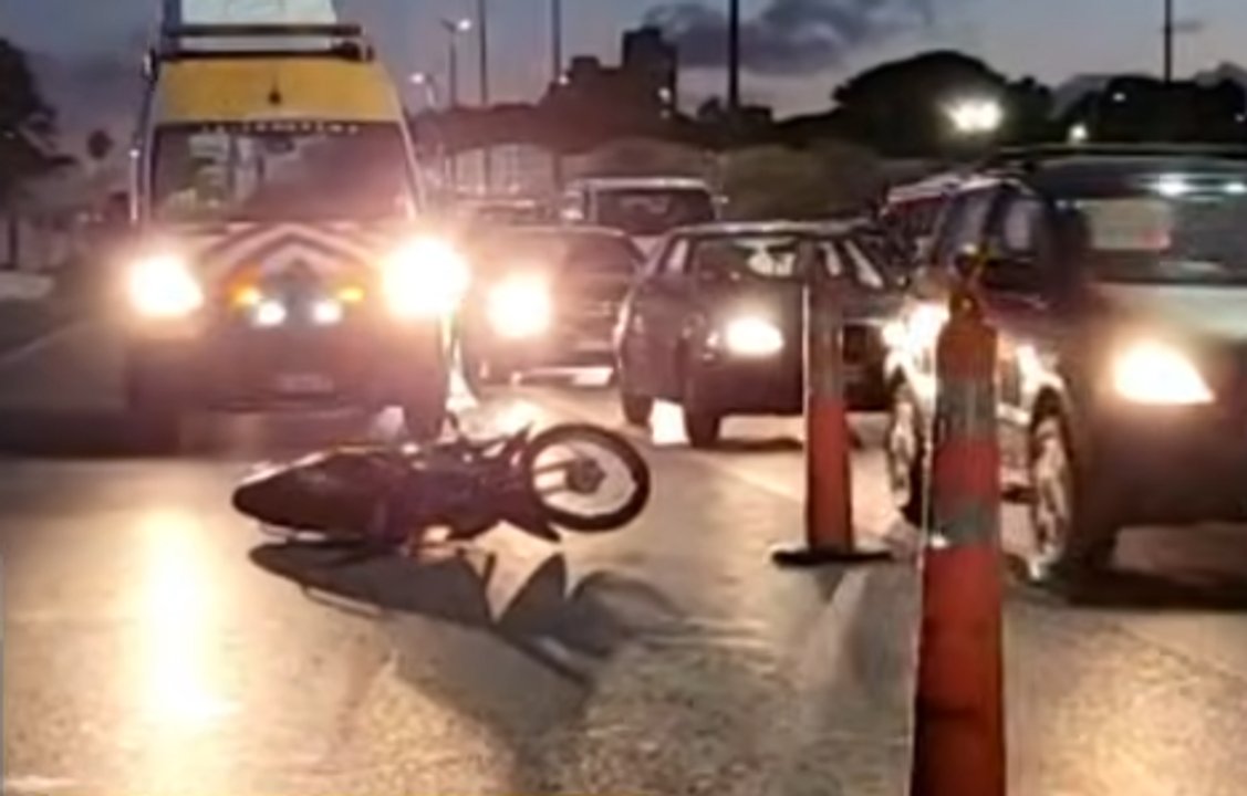 Choque entre moto y camioneta sobre la Avenida General Paz