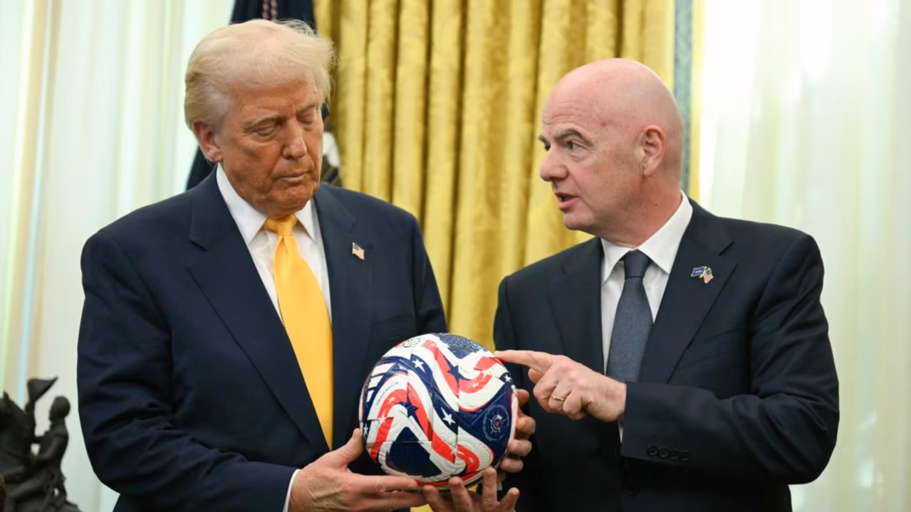 Donald Trump y Gianni Infantino dialogan sobre el Mundial 2026