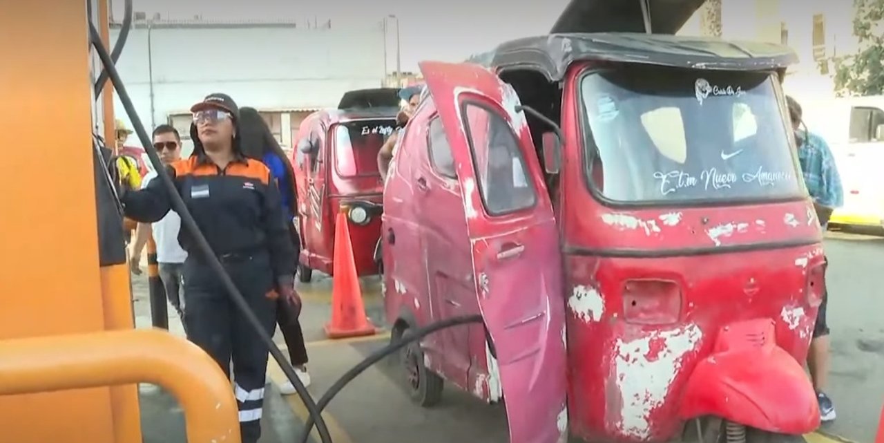 Largas filas en estaciones de servicio por falta de combustible en Lima