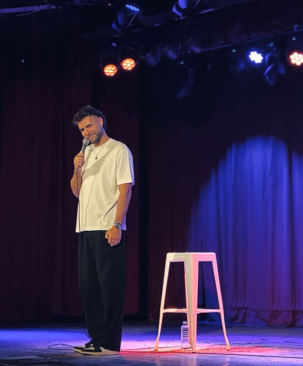 Juampi González, comediante argentino, en uno de sus shows