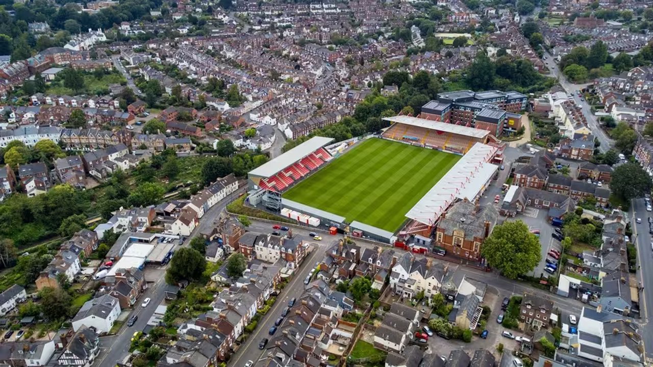 Hincha del Barcelona en estadio equivocado en Inglaterra