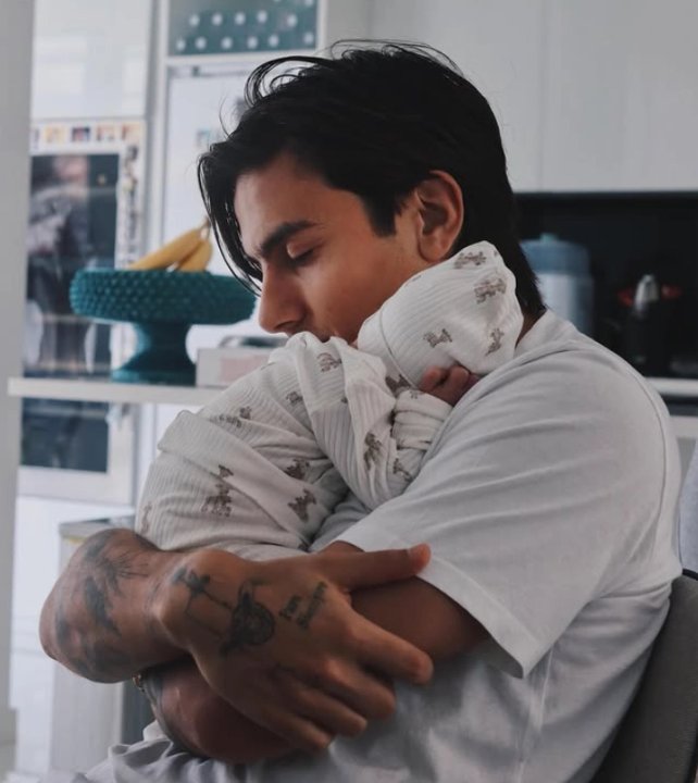 Paulo Dybala sosteniendo en brazos a su hija Gia en la cocina de su casa en Roma