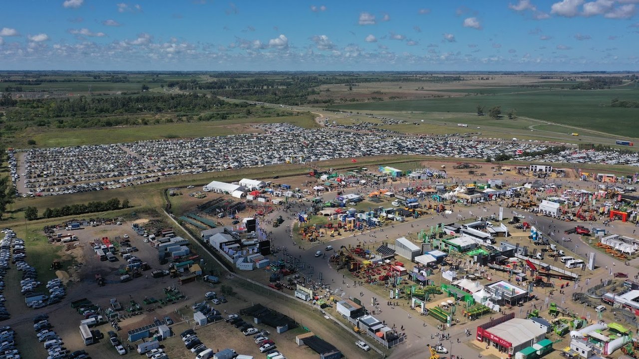 Público y maquinaria agrícola en Expoagro 2026 en San Nicolás