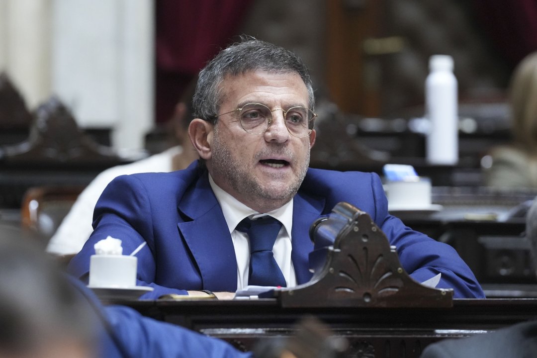 Diputado Carlos Cisneros, dirigente bancario investigado por trata de personas